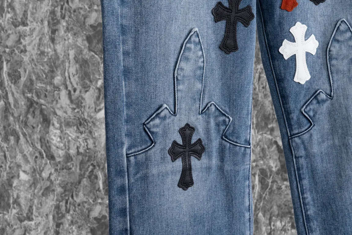 P250 Chrome Hearts Chrome Hearts city-limited flame black, red and white leather jeans need to be washed after the finished product is disassembled and hand-made with sheepskin cross leather and then spliced ​​together to complete. The whole piece has too many craftsmanship to explain. The cabinet price is 16W+, the patchwork is decorated with cross flowers, and the high-waisted washed jeans! ! Absolutely high-end luxury products, 8W+ level god-level single products, super popular products, made with top heavy industry, a magic weapon that cannot be missed. About Kroxin This is an extremely luxurious fashion brand, which can also be called the aristocrats of the high street. It has always been an exclusive brand for some hipsters or the rich second generation. Compared with ordinary high streets, it is more luxurious and noble. Compared with luxury brands, it has a more fashionable personality and has always been a brand that I have a special liking for. Style number: 1849 Color: blue Size: 28 30 32 34 36 28 Waist 86 Hips 100 Length 102 30 Waist 90 Hips 104 Length 104 32 Waist 94 Hips 108 Length 106 34 Waist 98 Hips 112 Length 110 36 Waist 102 Hips 116 Pants length 112